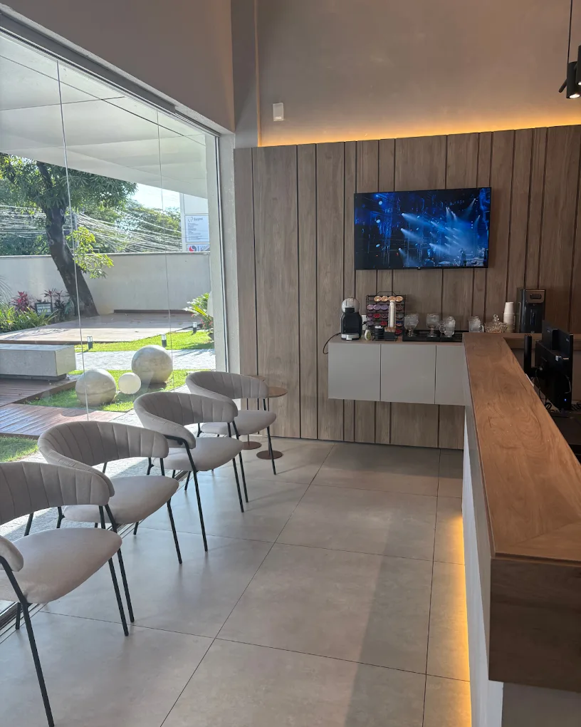 Sala de espera da unidade Faces Naturais Betim com vista para o jardim